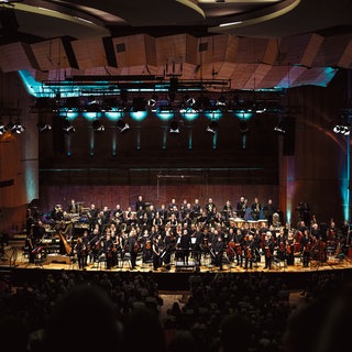 Das SWR Symphonieorchester und Chefdirigent François-Xavier Roth in der Stuttgarter Liederhalle