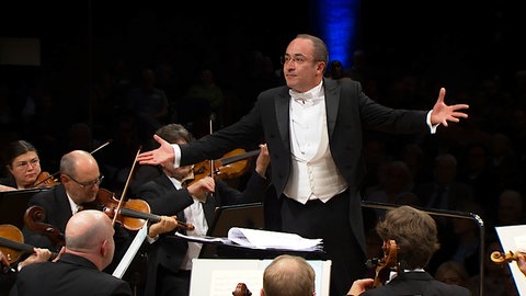 Riccardo Minasi dirigiert das SWR Symphonieorchester
