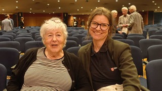Mit dem Malteser KulTOUR Begleitdienst ins Konzert. Die Seniorin Hennel Fricker in der Stuttgarter Liederhalle