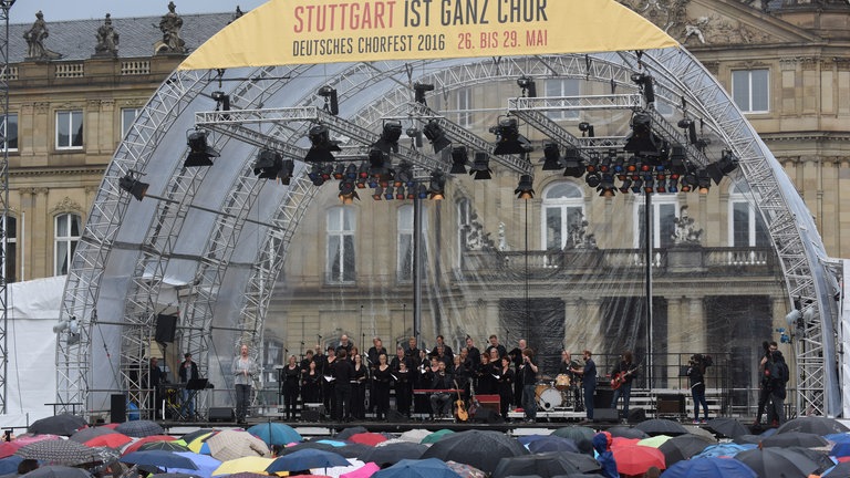 SWR Vokalensemble auf einer Open-Air Bühne