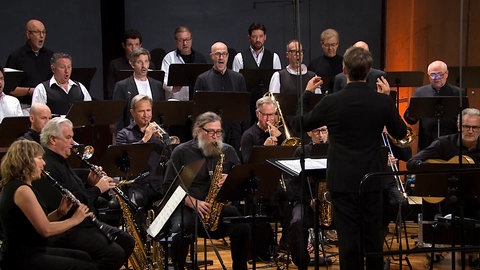 Benjamin Goodson dirigiert das SWR Vokalensemble und das Ensemble Ascolta in der Stuttgarter Liederhalle