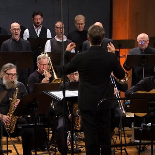 Benjamin Goodson dirigiert das SWR Vokalensemble und das Ensemble Ascolta in der Stuttgarter Liederhalle