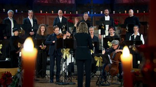 Das SWR Vokalensemble singt in einer Kirche