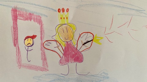 Eine Kinderzeichnung zeigt eine Frau mit Krone und Flügel.