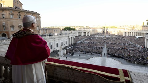  Der neu gewählte Papst Leo XIV. steht auf dem Balkon des Petersdoms im Vatikan.