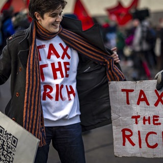 Plakat mit "Tax the rich" Aufschrift