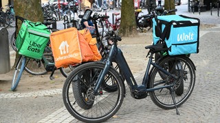 Fahrräder des Lieferservice Uber Eats, Liferando und Wolt stehen nebeneinander
