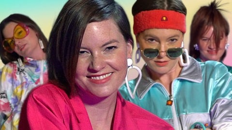 SWR1 Moderatorin Cora Klausnitzer in verschiedenen 80er-Outfits: mit Jumpsuit, Aerobic-Dress, Strubbelfrisur und großer gelber Brille