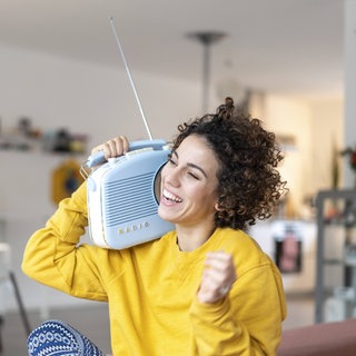 Frau hört SWR1 Baden-Württemberg im Radio