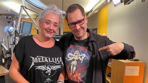 Das Moderatorenpaar Annett Lorisz und Jochen Stöckle stehen im SWR1 Studio, bereit, zu moderieren.