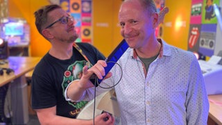 Ingo Lege mit Gitarre und Patrick Neelmeier mit Mikrophon 