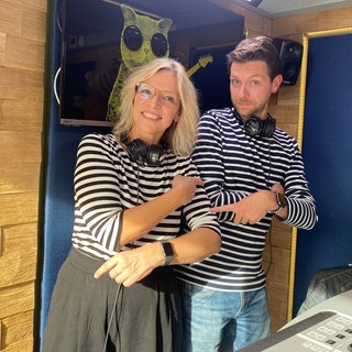 Das Moderatorenpaar Stefanie Anhalt und Corvin Tondera-Klein im Partnerlook während des ersten Tags der SWR1 Hitparade in Mosbach.