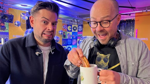 Max und Matthias mit Brezel im Kaffee - oder nicht