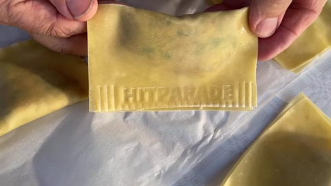 Maultasche mit einem Schriftzug-Abdruck Hitparade