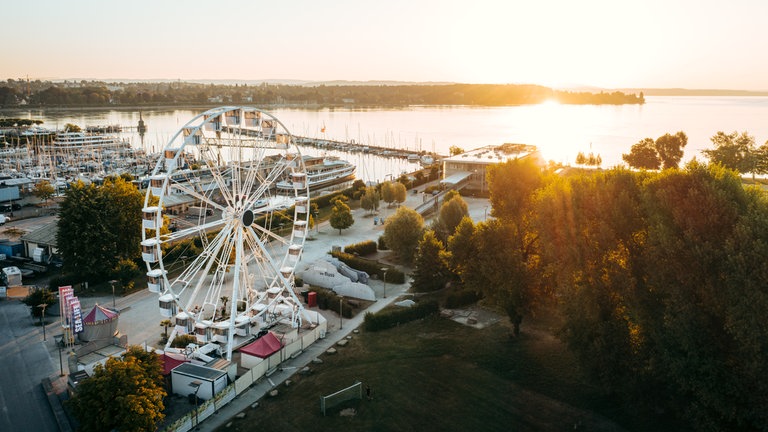 Das Riesenrad am Bodensee von oben bei goldenem Sonnenuntergang.