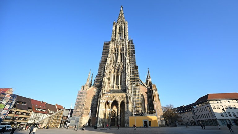 Das Ulmer Münster von vorne bei Sonnenschein und blauem Himmel. Das Münster ist eine Station bei "der perfekte Tag" 2026 in Ulm mit SWR1 Baden-Württemberg.