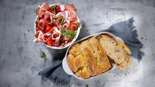 Herzhafter Schneiderfleck in einer Auflaufform mit Beilage. Ein SWR1 Pfännle-Rezept zum Motto "Bock auf Brot".