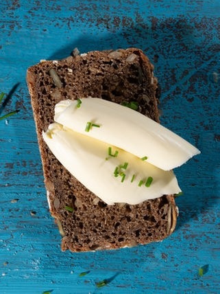 Handgemachte Butter auf einer Scheibe Brot. Ein SWR1 Pfännle-Rezept zum Motto "Bock auf Brot".