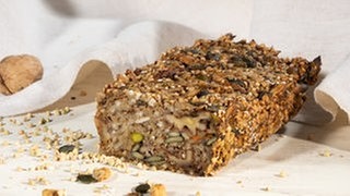Körner-Nüsse-Saaten-Brot auf einem Schneidebrett. Ein SWR1 Pfännle-Rezept zum Motto "Bock auf Brot".