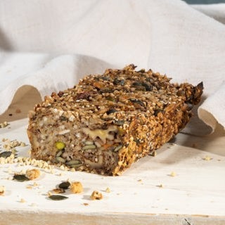 Körner-Nüsse-Saaten-Brot auf einem Schneidebrett. Ein SWR1 Pfännle-Rezept zum Motto "Bock auf Brot".