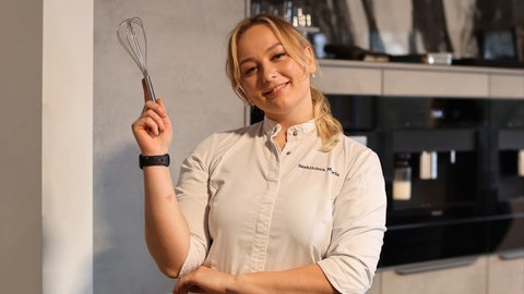 SWR1 Pfännle-Konditorin Maria Serhiichuk mit einem Schneebesen in der Hand.
