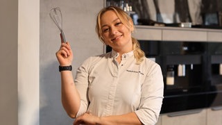 SWR1 Pfännle-Konditorin Maria Serhiichuk mit einem Schneebesen in der Hand.
