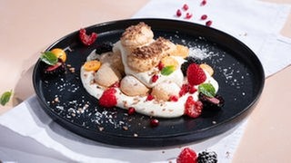 Beeren-Tiramisu mit Bröselknusper auf einem Teller. Ein SWR1 Pfännle-Rezept zum Motto "Bock auf Brot".