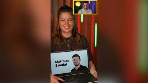 Cora Klausnitzer hält eine Präsentation am Laptop über Matthias Sziedat, der live dazu reagiert.