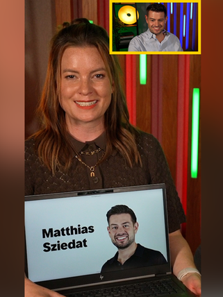 Cora Klausnitzer hält eine Präsentation am Laptop über Matthias Sziedat, der live dazu reagiert.