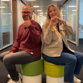 SWR1 Moderator Max Oehl und SWR1 Moderatorin Doro Büttner sitzen nebeneinander.