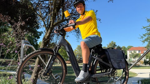 SWR1 Moderator Veit Berthold radelt mit E-Bike und Mikrofon durch Rheinland-Pfalz. | Die Spannung steigt: In diese Stadt kommt die SWR1 Hitparade 2026...!