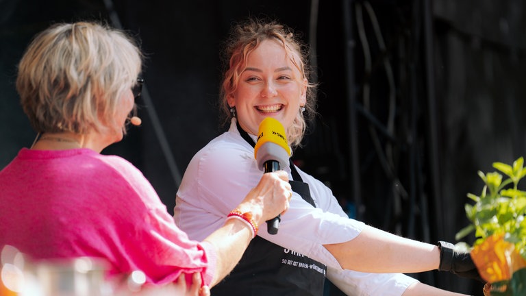 SWR1 Pfännle Bühnenshow mit Moderatorin Petra Klein und Pfännle-Konditorin Mariia Serhiichuk