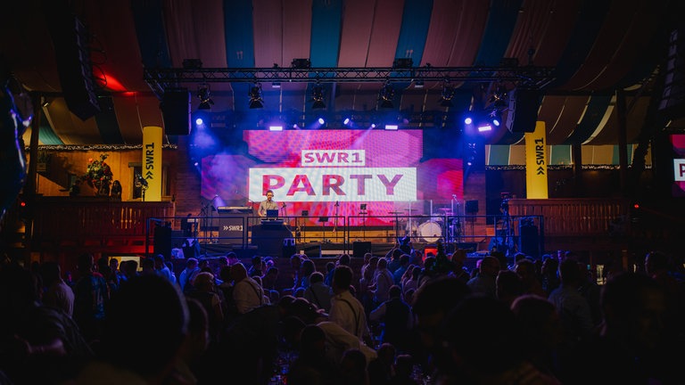 SWR1 Party auf dem Cannstatter Wasen mit DJ Corvin Tondera-Klein.