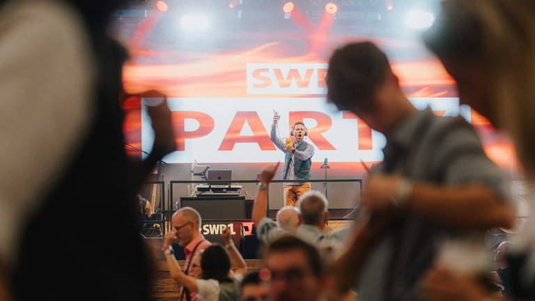 SWR1 Party auf dem Cannstatter Wasen mit DJ Corvin Tondera-Klein.
