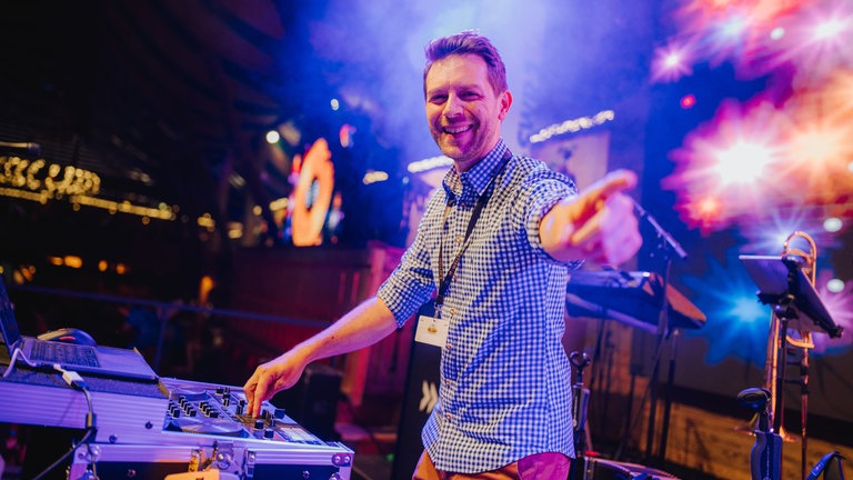 SWR1 Party auf dem Cannstatter Wasen mit DJ Corvin Tondera-Klein.