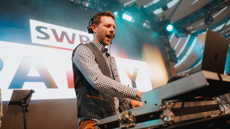 SWR1 Party auf dem Cannstatter Wasen mit DJ Corvin Tondera-Klein.