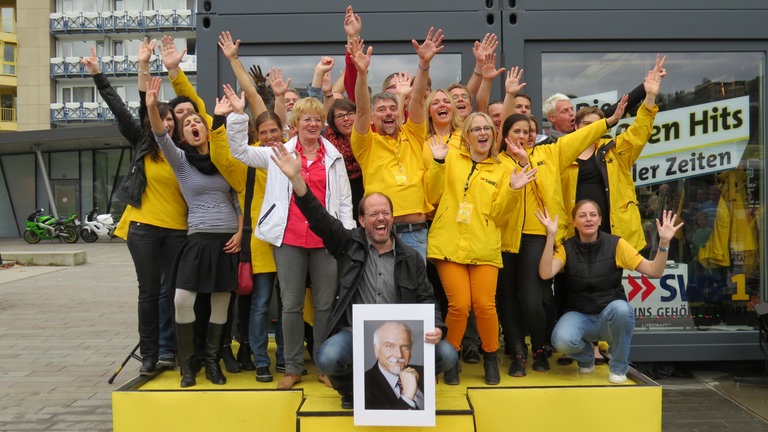 Das SWR1 Hitparaden-Team feiert das Finale. Die Top 1000 fand im Gedenken an SWR1 Programmchef Harald Weiß statt, der vor Kurzem verstorben war.