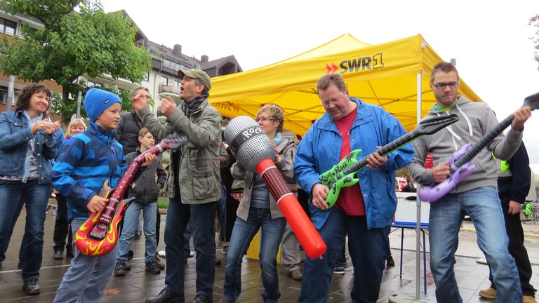 Die Karten für die Hitparadenparty (auf dem Schiff) gabs nicht einfach so. Wer gut Luftgitarre spielen konnte, war klar im Vorteil.