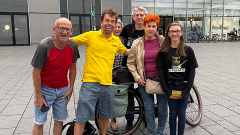Veit Berthold mit SWR1 Hitparaden-Fans auf dem Zentralplatz in Koblenz | SWR1 Hitparadeln: Auf dem Weg zur neuen Hitparaden-Stadt