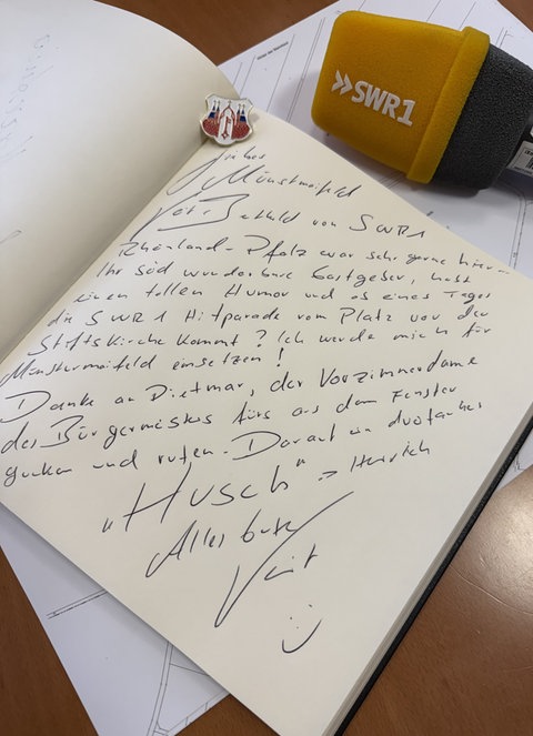 Veit Berthold durfte sich ins Goldene Buch der Stadt Münstermaifeld eintragen | SWR1 Hitparadeln: Auf dem Weg zur neuen Hitparaden-Stadt
