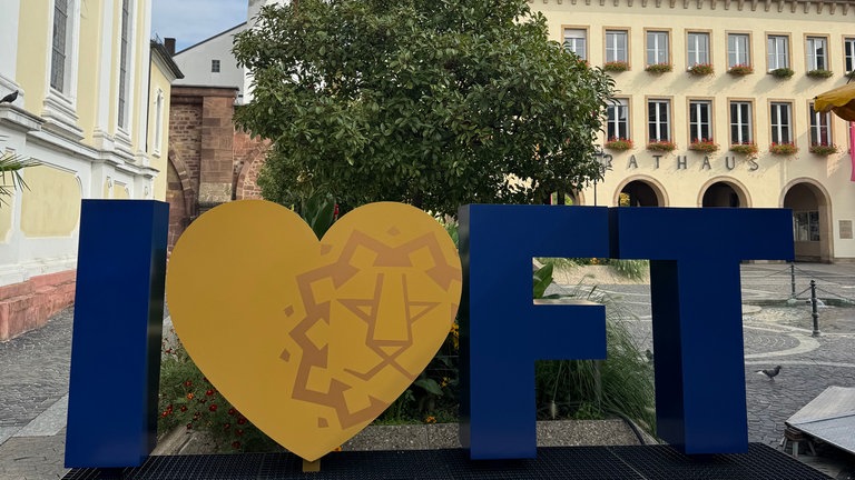 Auf dem Rathausplatz steht eines der beliebtesten Fotomotive der Stadt: Die Frankenthaler Stadtbuchstaben.