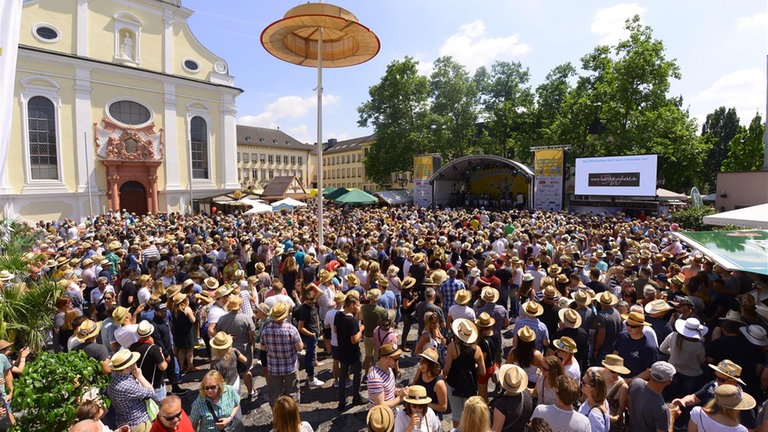 Menschenmenge beim Strohhutfest: Die Veranstaltung im Juni ist das größte Straßenfest der Pfalz und zieht zahlreiche Besucher an.
