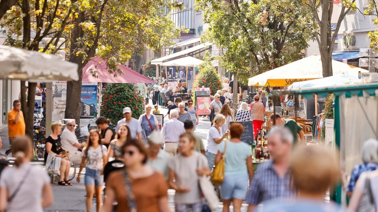 Fußgänger in der Frankenthaler Innenstadt | Die Innenstadt lädt mit vielen Geschäften, Restaurants und Cafés zum Shoppen ein.