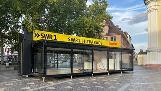 Die Türen sind schon weit geöffnet. Und sobald wir am Sonntag Nachmittag kurz nach 15 Uhr mit der SWR1 Hitparade 2026 live aus Frankenthal begonnen haben, bleiben sie es auch. Einfach vorbeikommen, Radio und die Hitparade live erleben, Autogramm vom Lieblingsmoderator abholen – alles kein Problem.