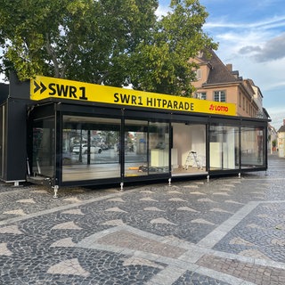 Die Türen sind schon weit geöffnet. Und sobald wir am Sonntag Nachmittag kurz nach 15 Uhr mit der SWR1 Hitparade 2026 live aus Frankenthal begonnen haben, bleiben sie es auch. Einfach vorbeikommen, Radio und die Hitparade live erleben, Autogramm vom Lieblingsmoderator abholen – alles kein Problem.