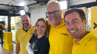 Wer hat seit 5 Uhr morgens moderiert und wer kommt frisch geduscht ins Gläserne Studio? Ein Blick auf die Augen unserer Moderatoren gibt euch vielleicht die Antwort.