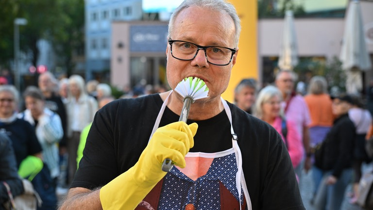 Am fünften Tag der SWR1 Hitparade läuft Michael Lueg zur Höchstform auf und hat das Mikrofon ausgetauscht.