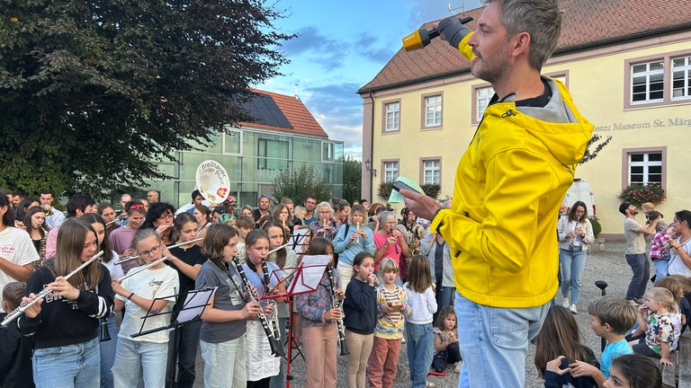 St. Märgen im Schwarzwald-Baar-Kreis hat sich ins Zeug gelegt: 399 Punkte haben sie SWR1 Moderator Benedict Walesch beschert: berechnet aus dem Spontan-Orchester vor Ort und den Menschen, die online für die SWR1 Hitparade abgestimmt haben. Leider hat das nicht gereicht...