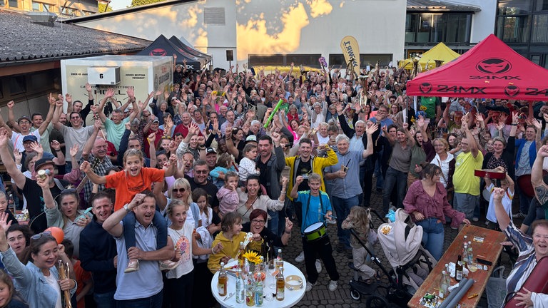 ... denn Schnürpflingen holt 1.040 Punkte – damit gewinnt die Gemeinde im Alb-Donau-Kreis mit SWR1 Moderator Julian Hammerstein Tag 1 des HITmach-Duells. Herzlichen Glückwunsch!