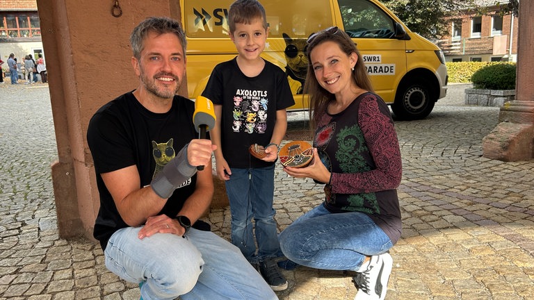 Hanni Stach und ihr Sohn Tamino aus St. Märgen lächeln in die Kamera, in der Hand eine Kalimba. Sie spielen das Intro von "Seven Nations Army" von The White Stripes auf der Kalimba. Das Instrument besteht aus einer halben Kokosnuss und ist ein Urlaubssouvenir.